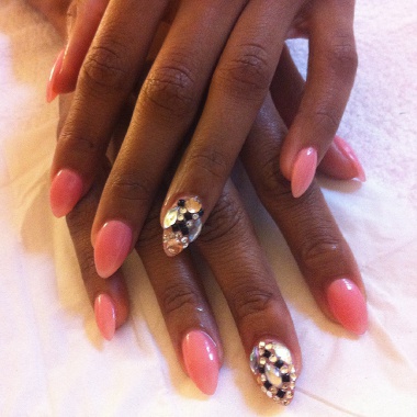 Pose vernis sur ongles en gel, vernis fantaisie avec strass